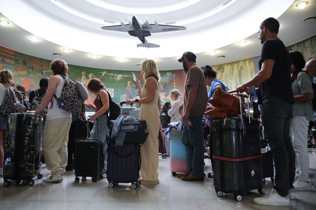 People wait for their flight after a global outage at LaGuardia Airport in the Queens borough of New York on July 19, 2024. The outage has wrought havoc on computer systems worldwide, grounding flights across the globe, including in Europe and the US, derailing television broadcasts in the UK and impacting telecommunications in Australia. US carriers Delta and United Airlines grounded all their flights earlier on July 19 over communication issues, the Federal Aviation Administration said. (Photo by Leonardo Munoz / AFP) leállás