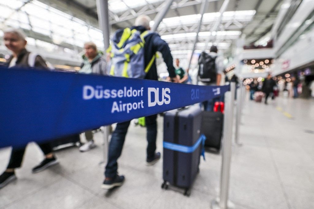 Az Európai Unió már idéntől megköveteli a külföldiek biometrikus azonosítását határátlépéskor. 
03 July 2024, North Rhine-Westphalia, Duesseldorf: Passengers go to a check-in counter at the airport. Photo: Christoph Reichwein/dpa (Photo by Christoph Reichwein / DPA / dpa Picture-Alliance via AFP)