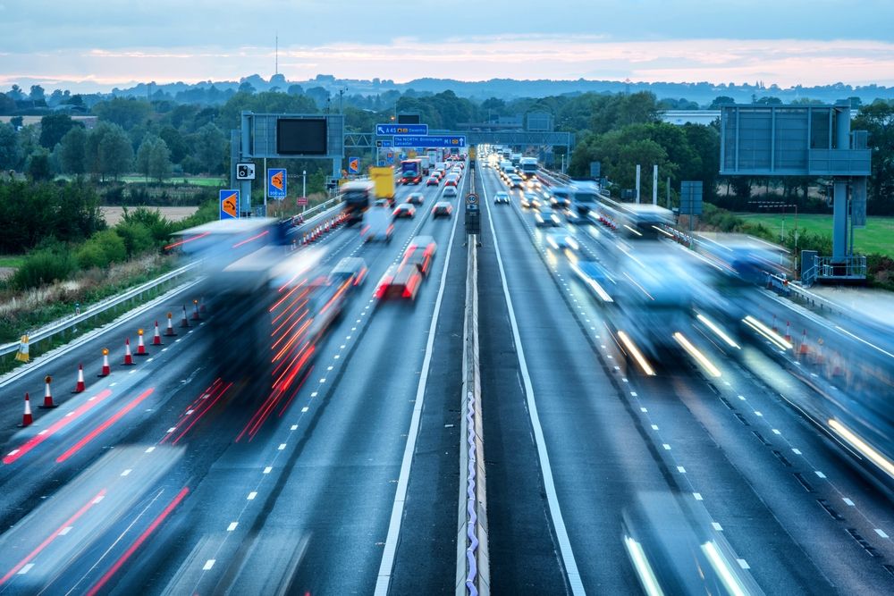 Heavy,Traffic,In,Blurry,Motion,On,Uk,Motorway,In,England
árufuvarozás