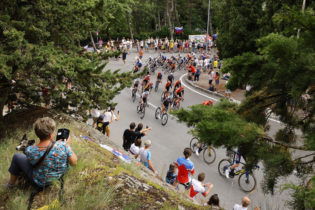 Rimini, 2024. június 29.A 111. Tour de France francia országúti kerékpáros körverseny mezőnye az első, Firenze és Rimini közötti 206 kilométeres szakasz teljesítése közben 2024. június 29-én. A Tour de France története során először rajtolt Olaszországból