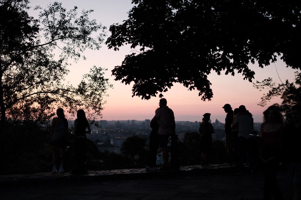 A photo shows a townscape with dim lights due to power shortage caused by Russian military attack in Kyiv, Ukraine on June 28, 2024.( The Yomiuri Shimbun ) (Photo by Hiroto Sekiguchi / Yomiuri / The Yomiuri Shimbun via AFP)
áramszünet