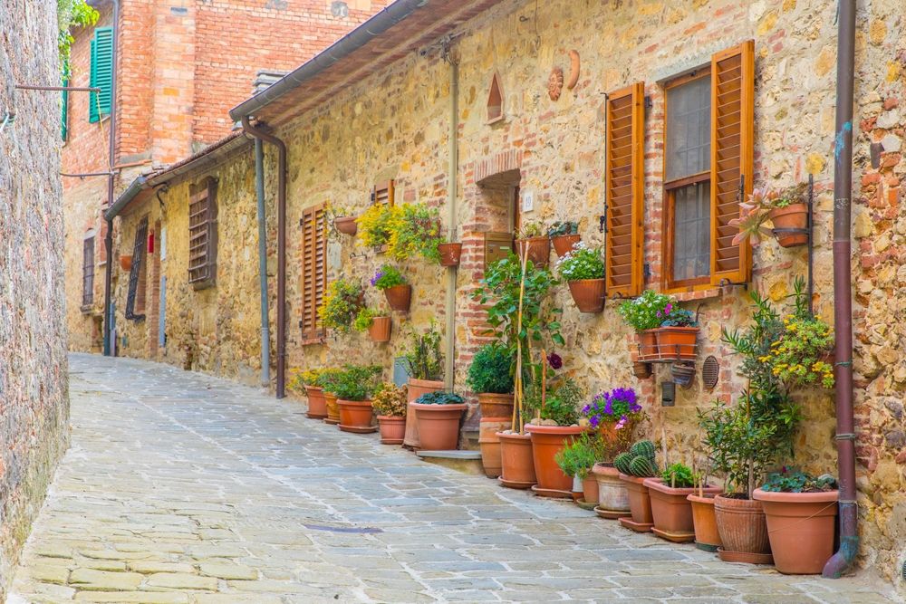 Flowery,Alley,In,Lucignano,,Italy
egy eurós házak