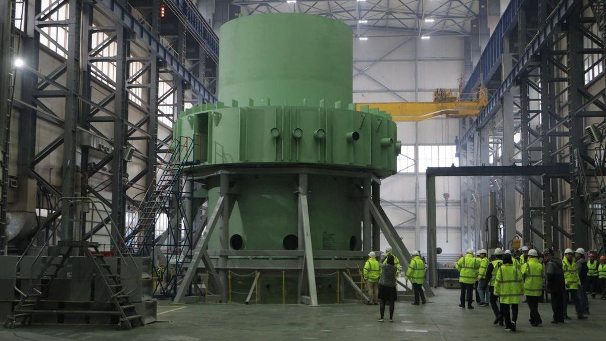 Óriási monstrum hajózik a Dunán Paks felé – videó