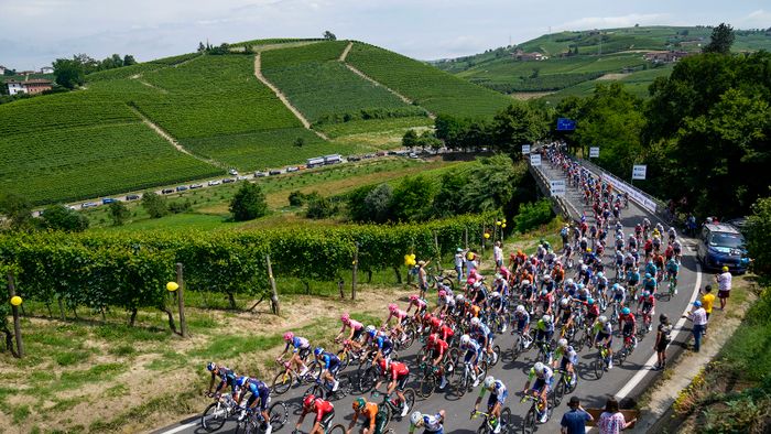 Versenyzők a körverseny harmadik, Piacenza és Torino közötti 230,8 kilométeres olaszországi szakaszán 