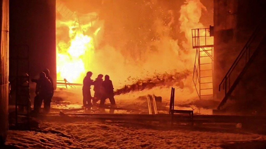 This grab from a handout footage published on the official Telegram account of the governor of the Kursk region Roman Starovoit on February 15, 2024, shows firefighters working to extinguish a fire at an oil depot in the Kursk region. A night-time Ukrainian drone attack set ablaze a Russian oil depot in the Kursk region near the frontier between the two countries, Russian authorities said on February 15, 2024. (Photo by Handout / TELEGRAM / @gubernator_46 / AFP) / RESTRICTED TO EDITORIAL USE - MANDATORY CREDIT "AFP PHOTO / Telegram account @gubernator_46" - NO MARKETING NO ADVERTISING CAMPAIGNS - DISTRIBUTED AS A SERVICE TO CLIENTS
oroszország