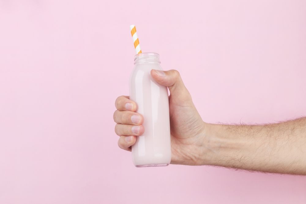Male,Hand,Holding,A,Bottle,Of,Milkshake,On,A,Pink
Auchan
