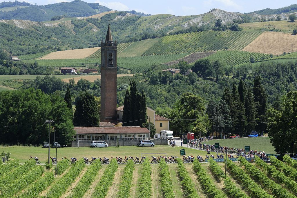 A második, Cesenatico és Bologna közötti 199 kilométeres olaszországi szakaszon teker a mezőny