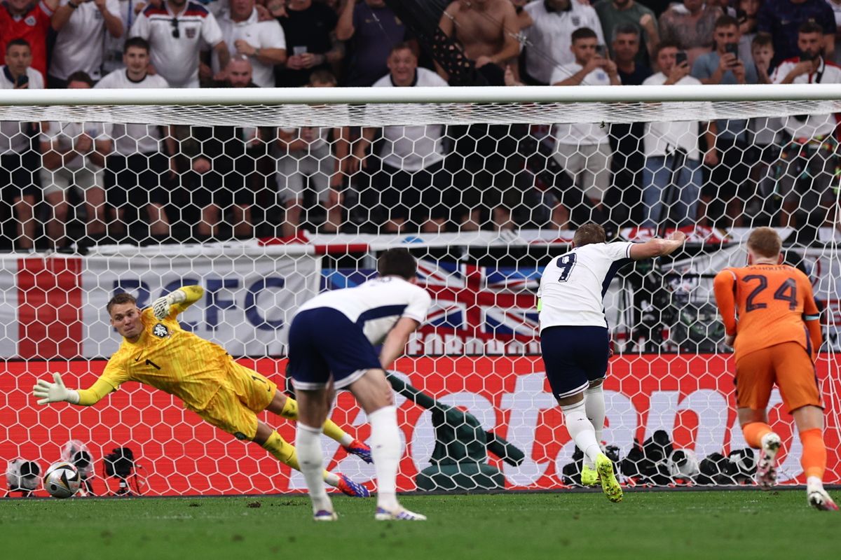 Az angol Harry Kane (j2) 11-esbõl berúgja csapata egyenlítõ gólját a németországi labdarúgó Európa-bajnokság elõdöntõjének Hollandia-Anglia mérkõzésén 
Foci