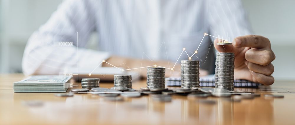 Business,Woman,Putting,A,Coin,On,A,Pile,Of,Coins. hitel, kölcsön