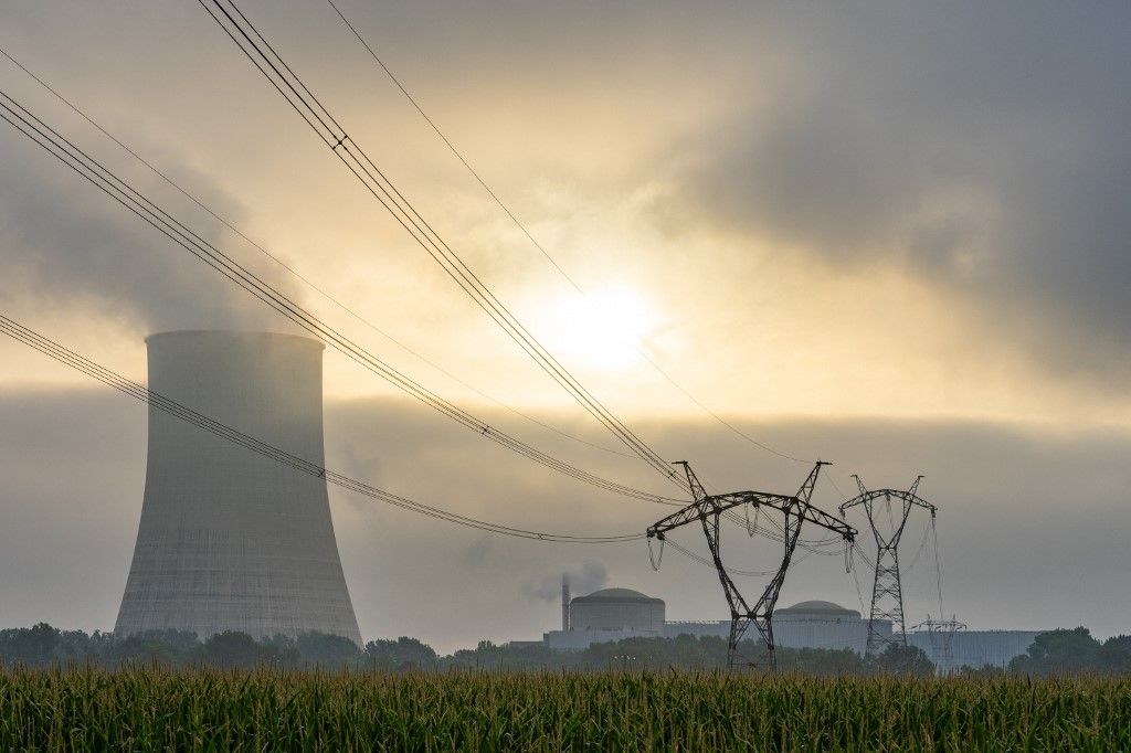 atom atomenergia France, Golfech, 2024-07-30. The Golfech nuclear power plant in Tarn-et-Garonne, Occitanie region. The plant and its two cooling towers with a cornfield and high-voltage power lines in the foreground. Photograph by Jean-Marc Barrere / Hans Lucas.
France, Golfech, 2024-07-30. La centrale nucleaire de Golfech dans le Tarn-et-Garonne, region Occitanie. La centrale et ses deux tours de refroidissement avec un champ de mais et des lignes a haute tension en premier plan. Photographie par Jean-Marc Barrere / Hans Lucas. (Photo by Jean-Marc Barrere / Hans Lucas / Hans Lucas via AFP)