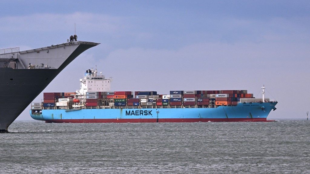 The MV Maersk Rubicon arrives at the Port of Melbourne, Australia's largest port for containerised and general cargo, to unload its containers in Melbourne on March 19, 2024. (Photo by William WEST / AFP) atommeghajtású