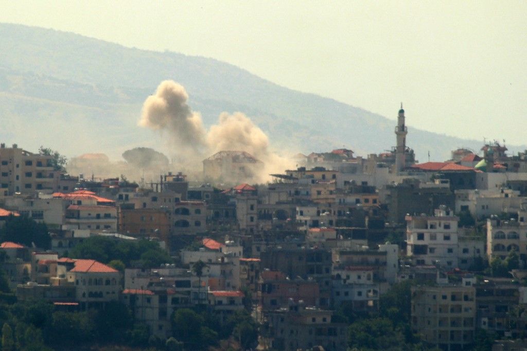 Smoke billows dring an Israeli strike in the southern Lebanese town of Khiam on August 9, 2024, amid ongoing cross-border clashes between Israeli troops and Hezbollah fighters. (Photo by Rabih DAHER / AFP)