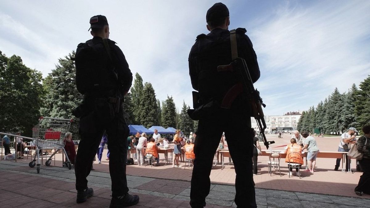 Több tízezer orosz katona tart Kurszk felé