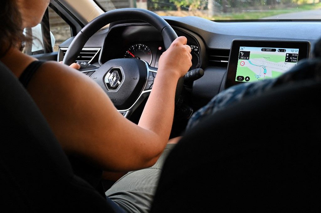 FRANCE-WOMAN-DRIVING-STEERING-WHEEL-RENAULT-CAR
autó