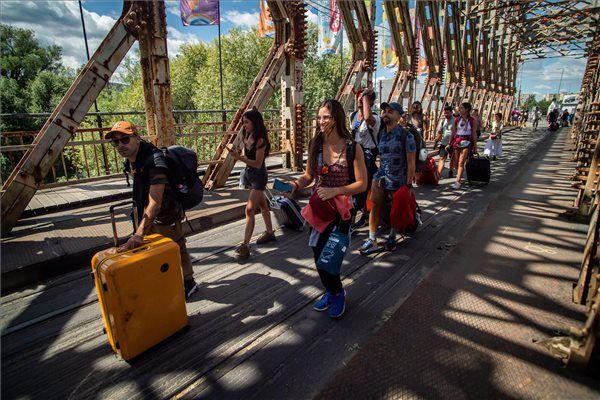 Sziget fesztivál főszervező Kádár Tamás, Kötelező visszaváltás, pet palack, repont