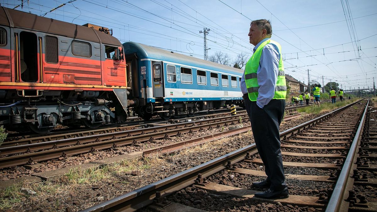 Vitézy Dávid azt állítja, hogy újabb vonatkisiklás történt a Keleti pályaudvaron – fotók