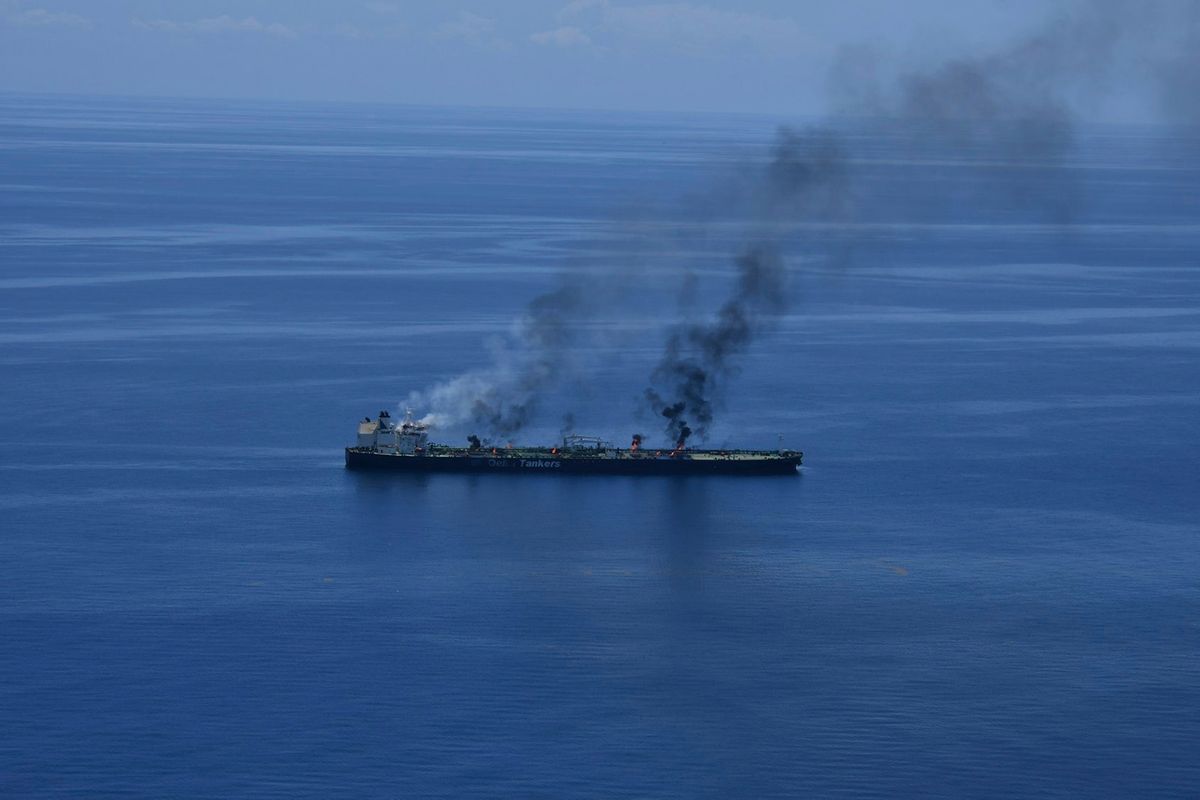 Vörös-tenger, 2024. augusztus 26.Az EUNavfor haditengerészeti munkacsoport Aspides nevű műveleti csoportjának felvétele a kigyulladt Sounion nevű olajszállítótóról a Vörös-tengeren 2024. augusztus 25-én. Azt egyelőre nem tudni, hogy mi okozta az eredetileg lehorgonyzott hajón a tüzet. A Souniont a múlt héten támadták meg a lázadók, a hajó 25 tagú legénységét sikerült kimenteni. A Delta Tanker cég üzemeltetésében, görög zászló alatt közlekedő, Irakból Ciprusra tartó Sounion 150 ezer tonna kőolajat szállít.MTI/AP/EUNavfor/Aspides