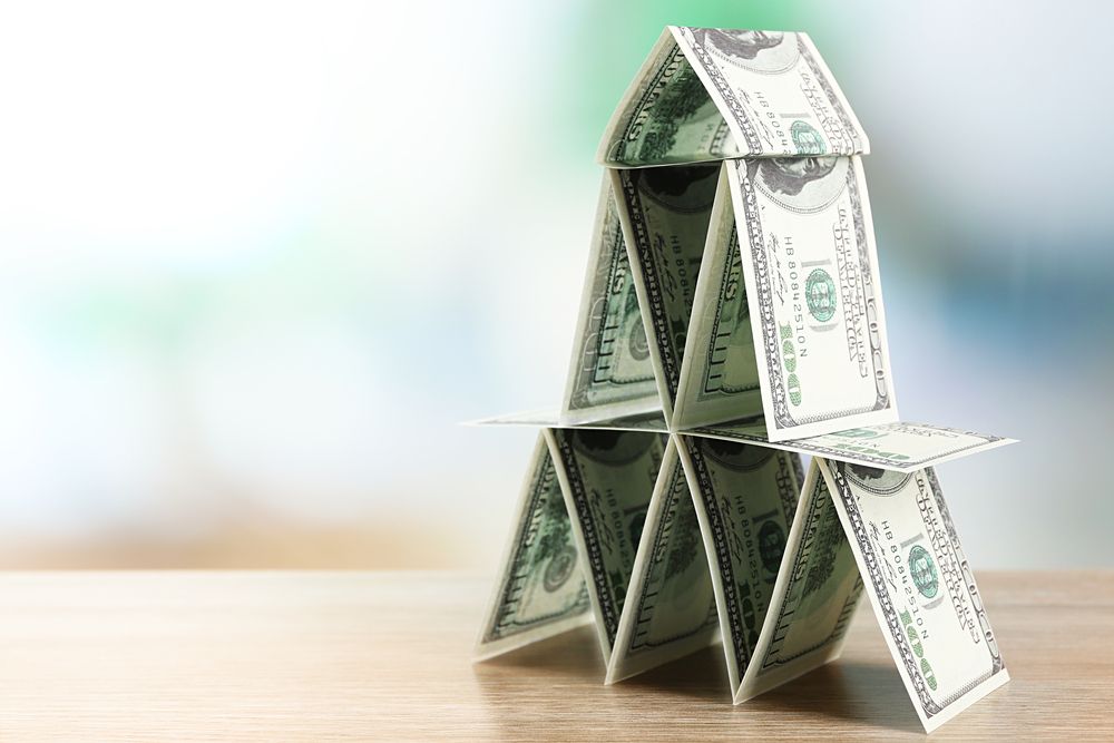 Money,Pyramid,On,Wooden,Table,,Close,Up, piramisjáték, befektetés