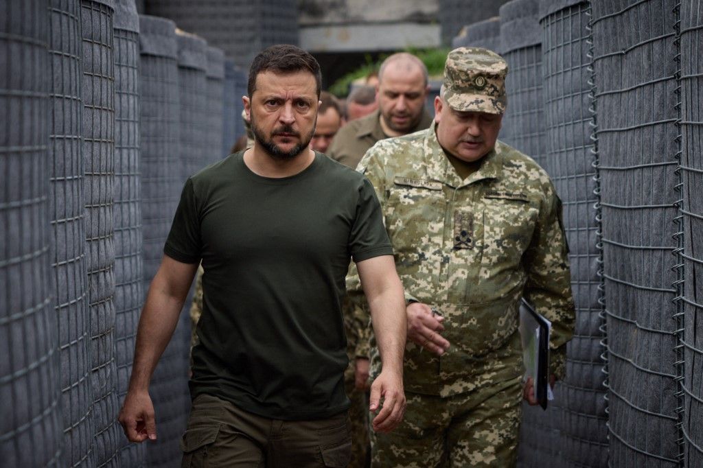 This handout photograph taken and released by the Ukrainian Presidential Press Service on July 30, 2024, shows Ukraine's President Volodymyr Zelensky (L) inspecting the construction of fortifications at an undisclosed location in Volyn region, amid the Russian invasion of Ukraine. (Photo by Handout / UKRAINIAN PRESIDENTIAL PRESS SERVICE / AFP) / RESTRICTED TO EDITORIAL USE - MANDATORY CREDIT "AFP PHOTO / UKRAINIAN PRESIDENTIAL PRESS SERVICE" - NO MARKETING NO ADVERTISING CAMPAIGNS - DISTRIBUTED AS A SERVICE TO CLIENTS