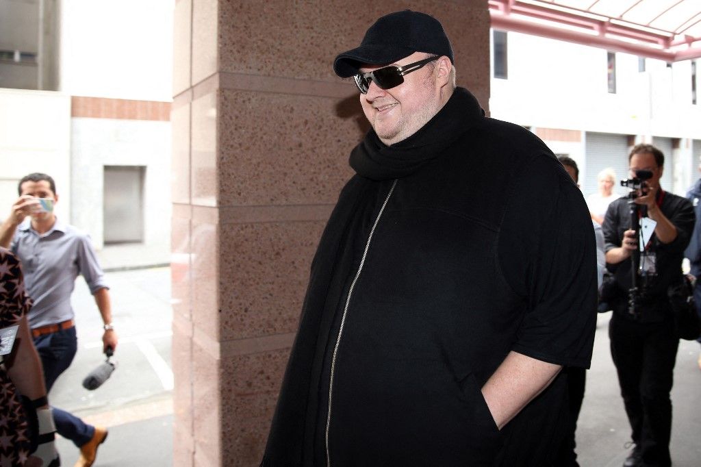 Internet mogul Kim Dotcom arrives at court to hear the judges decision for his extradition case in Auckland on December 23, 2015. A New Zealand judge ruled December 23 Internet mogul Kim Dotcom can be extradited to the United States where he is wanted on money laundering, racketeering and breach of copyright charges. AFP PHOTO / Michael Bradley (Photo by MICHAEL BRADLEY / AFP)