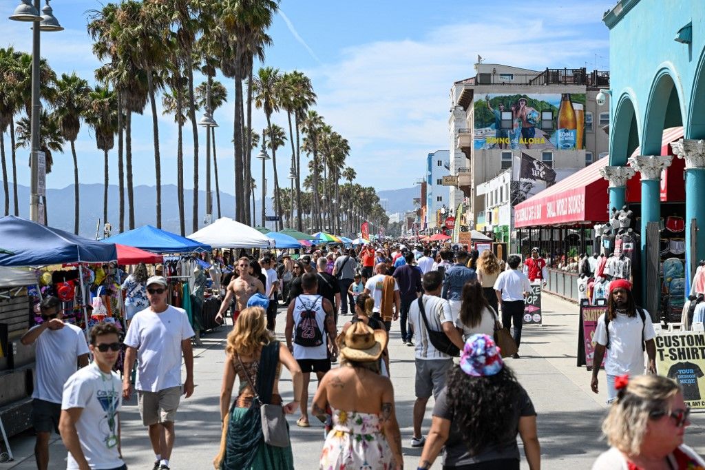 LOS ANGELES, CALIFORNIA - AUGUST 04: People enjoy at the boardwalk as daily life in Venice Beach of Los Angeles, California, United States on August 04, 2024. Tayfun Coskun / Anadolu (Photo by Tayfun Coskun / ANADOLU / Anadolu via AFP)