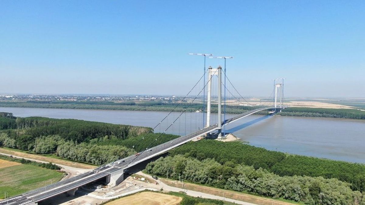 Kínos sztori Romániában: egy év alatt negyedszer kellett újra aszfaltozni a csodahidat – videó