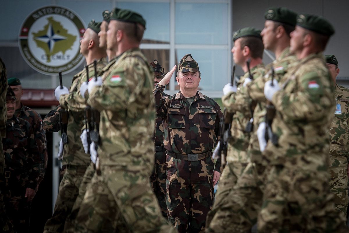 Pristina, 2017. április 28.A magyar kontingens katonái díszmenettel tisztelegnek Huszár János vezérőrnagy a Magyar Honvédség Öszhaderőnemi Parancsnokság parancsnokának a pristinai Novo Selo táborban 2017. április 28-án. A NATO koszovói missziójának (KFOR) műveletéből kivonuló Portugáliától a Magyar Honvédség vette át a harcászati tartalék zászlóalj vezetését.MTI Fotó: Ujvári Sándor