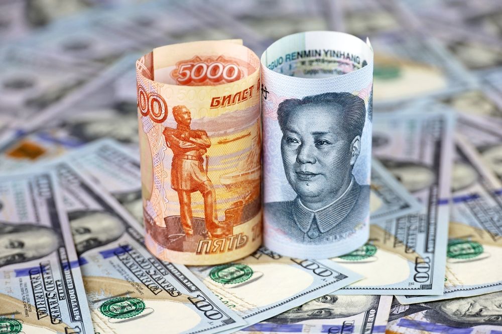 Chinese,Yuan,Banknote,And,Russian,Ruble,Rolled,Up,On,Us, fizetés