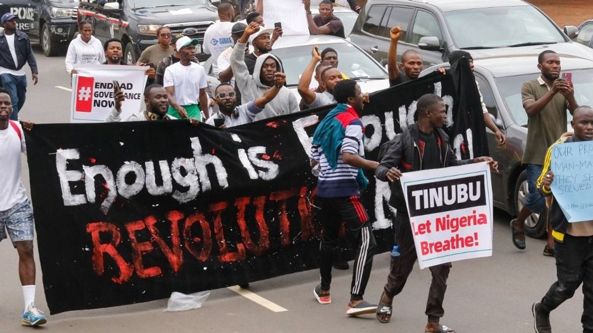 Hatalmas fosztogatást, vandalizmust gerjeszt Nigériában a megélhetési költségek elleni tiltakozás