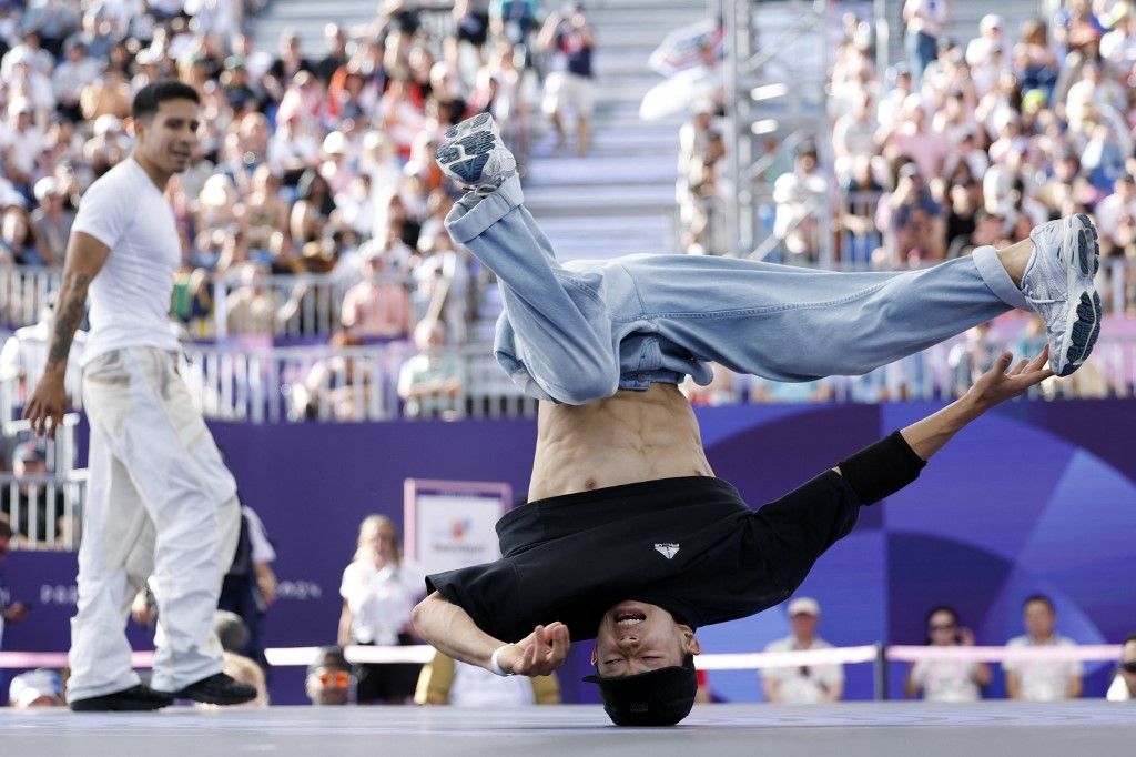 Japan's Hiroto Ono known as Hiro10 (R) competes against US' Victor Montalvo known as Victor in the Men's Breaking dance round robin of the Paris 2024 Olympic Games at La Concorde in Paris, on August 10, 2024. (Photo by Odd ANDERSEN / AFP)
breaktánc