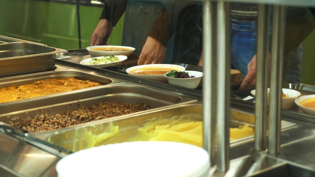 close-up, showcase with dishes in modern Self service canteen, cafeteria, mess hall, factory employees having lunch in the canteen, they are Served Meal In factory Canteen
menza, napközi, óvoda, konyha