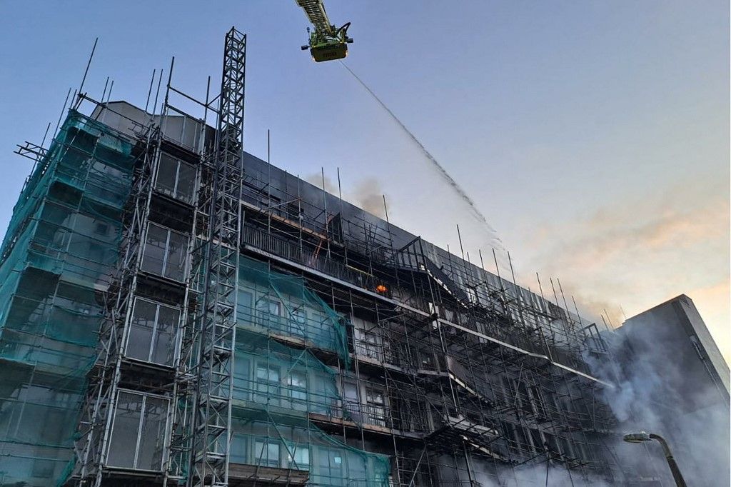 A handout image released by the London Fire Brigade on August 26, 2024, shows fire services working to control a fire in Dagenham in East London. Forty fire engines and around 225 firefighters responded to a fire at a mixed-used residential and commercial building in Dagenham. The whole of the building was affected by the fire, including scaffolding surrounding the property and the roof, the London Fire Brigade (LFB) said. (Photo by London Fire Brigade / AFP) / RESTRICTED TO EDITORIAL USE - MANDATORY CREDIT "AFP PHOTO / LONDON FIRE BRIGADE " - NO MARKETING - NO ADVERTISING CAMPAIGNS - DISTRIBUTED AS A SERVICE TO CLIENTS, tűz, 