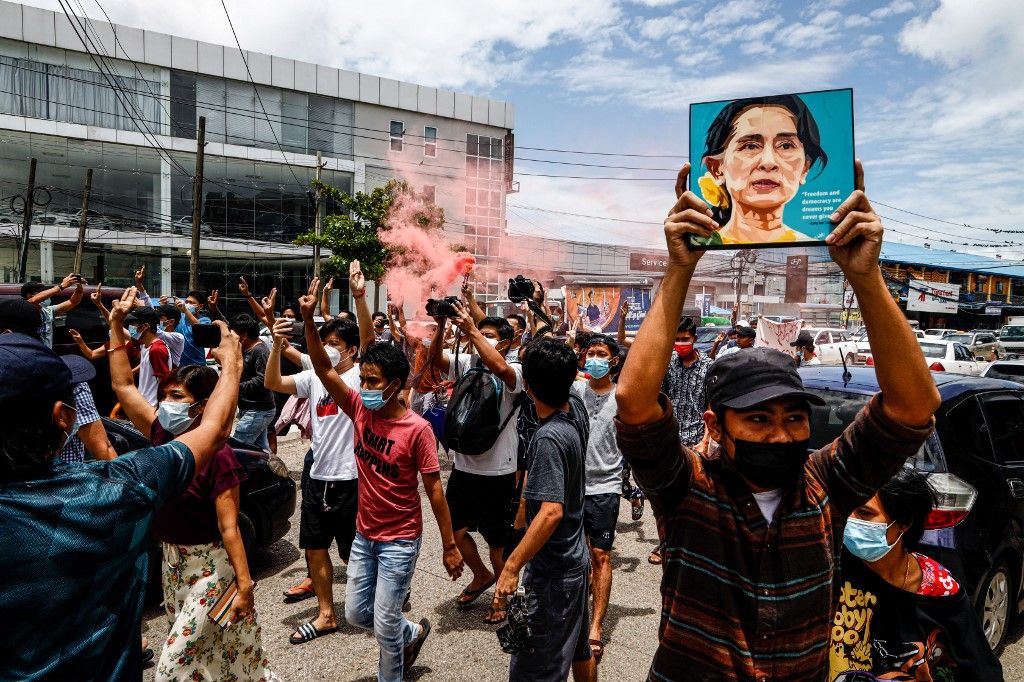 A protester holds up a painting of Myanmar's detained civilian leader Aung San Suu Kyi to mark her birthday during a demonstration against the military coup in Yangon on June 19, 2021. (Photo by AFP)