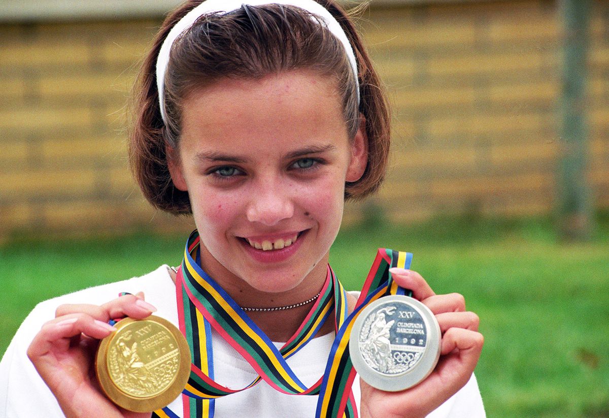 Ónodi Henrietta
Barcelona, 1992. augusztus 5.Ónodi Henrietta tornász, az ugrás szám olimpiai bajnoka és a talaj szám ezüstérmese érmeit mutatja a XXV. nyári olimpián.MTI Fotó: Németh Ferenc