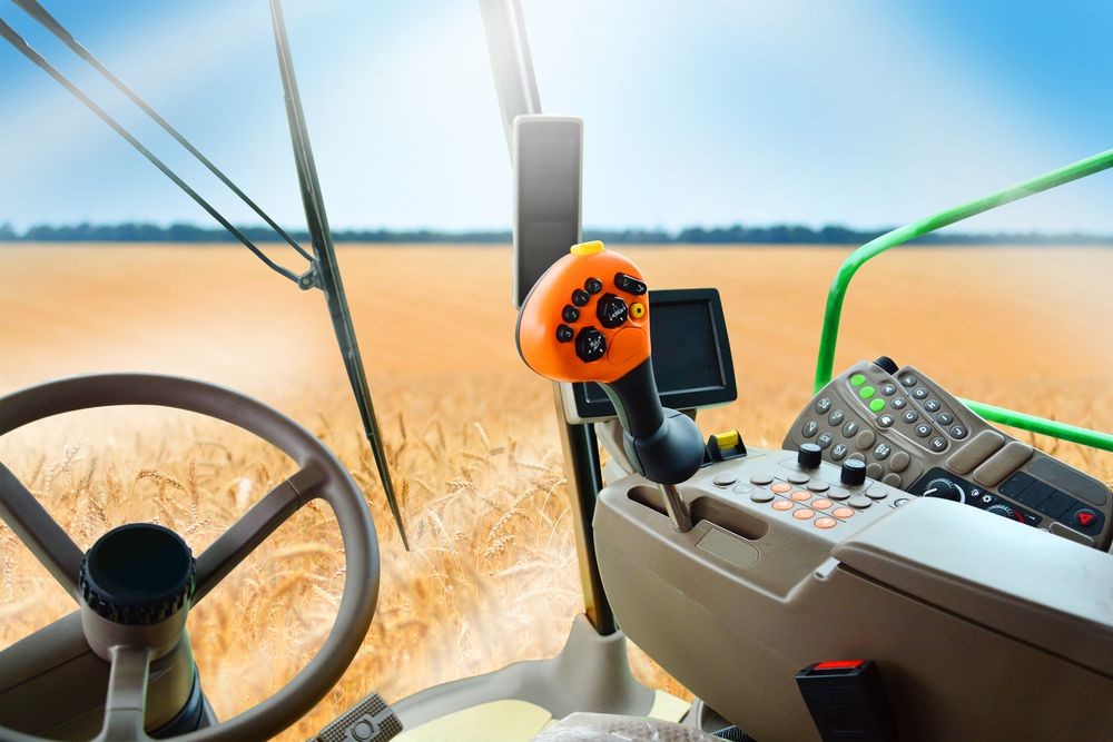 Harvesting,On,A,Harvester.,View,From,The,Cab,Of,The
Magyar gazdákat károsított meg két litván férfi. A traktorok tetejéről éjszakánként lelopták a GPS antennákat, és a monitorokat. 