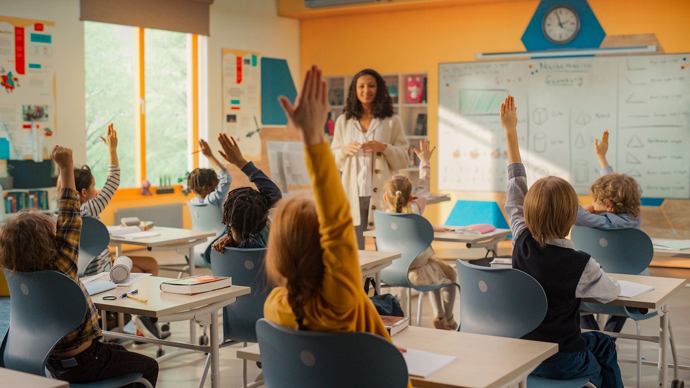 Elementary,Classroom,With,Diverse,Children,Listening,To,The,Teacher,Asking
Szigorítják a diákok mobiltelefon használatát Romániában és "iskolai fogdába" küldhetik szeptembertől azokat a tanulókat, akik rosszalkodtak az órán
iskola kutatás
nézőpont