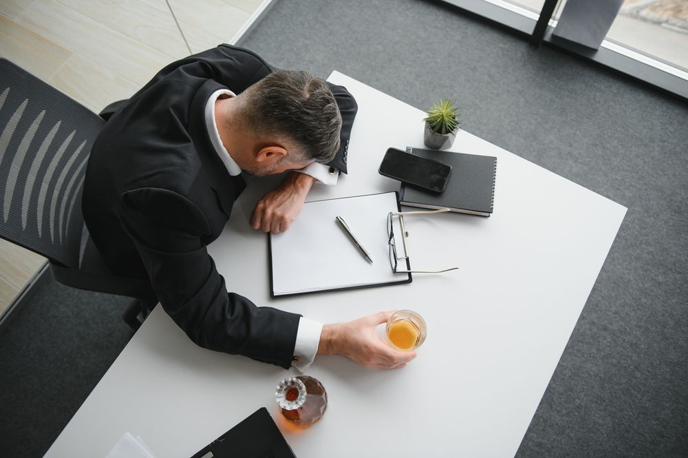 Close,Up,Of,Stressed,Businessman,Holding,A,Glass,Of,Whiskey, bank, kereskedő, ivás