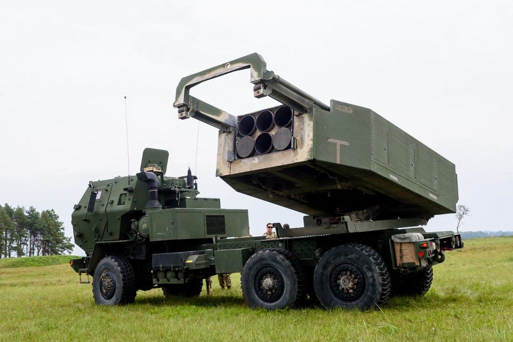 The High Mobility Artillery Rocket Systems (HIMARS) is pictured during the military exercise “Namejs 2022” on September 26, 2022 in Skede, Latvia. (Photo by Gints Ivuskans / AFP)
orosz-ukrán háború