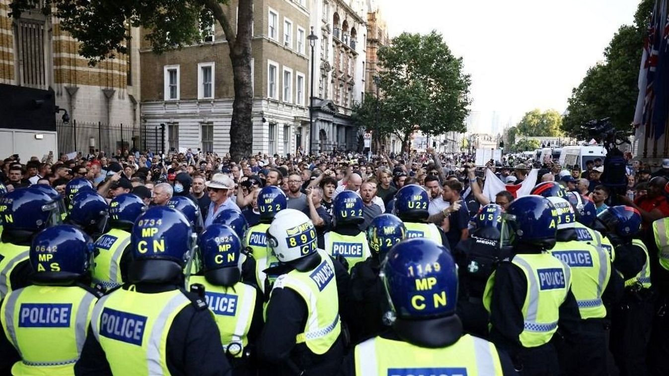 Police officers kettle protestors during the 'Enough is Enough' demonstration on Whitehall, outside the entrance to 10 Downing Street in central London on July 31, 2024, held in reaction the Government's response to the fatal stabbings in Southport on July 29. (Photo by BENJAMIN CREMEL / AFP)
brit tüntetéshullám