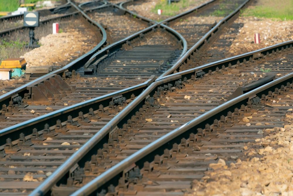 Fork,In,The,Railway,Tracks,,Close-up.,Transport,,Rail,Traffic,,Rail, vonat