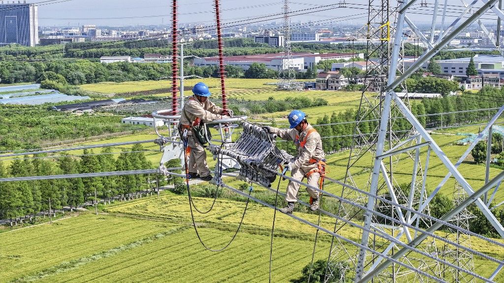 az államnak emelnie kellene a hiánycélt, hogy a kínai gazdaságban megfelelően ösztönözhessék a fogyasztást.
Construction workers are installing spacer rods at a high altitude at the site of a 500-kilovolt line renovation project in Wuxi, Jiangsu Province, China, on May 9, 2024. (Photo by Costfoto/NurPhoto) (Photo by CFOTO / NurPhoto / NurPhoto via AFP)