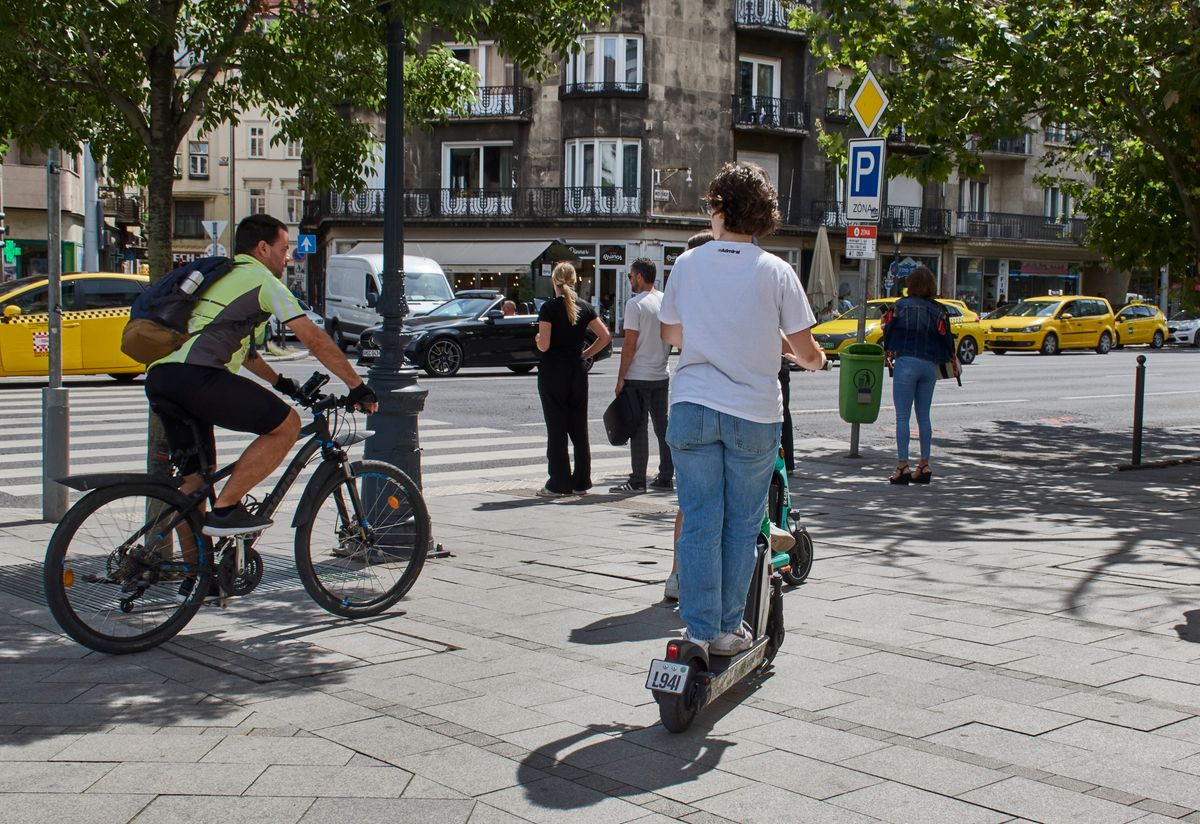 Budapest, 2023. augusztus 8.
Kerékpáros és elektromos rolleres közlekedik Budapest belvárosában, a Bajcsy-Zsilinszky út melletti járdán.
MTVA/Bizományosi: Róka László 
***************************
Kedves Felhasználó!
Ez a fotó nem a Duna Médiaszolgáltató Zrt./MTI által készített és kiadott fényképfelvétel, így harmadik személy által támasztott bárminemû  különösen szerzõi jogi, szomszédos jogi és személyiségi jogi  igényért a fotó szerzõje/jogutódja közvetlenül maga áll helyt, az MTVA felelõssége e körben kizárt.