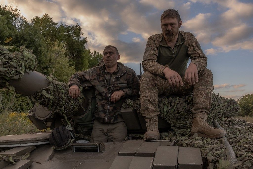 Moszkva Ukrainian tank crew take a break while operating a Soviet-made T-72 tank in the Sumy region, near the border with Russia, on August 12, 2024, amid the Russian invasion of Ukraine. Ukraine launched a surprise offensive into the Russian border region of Kursk on August 6, 2024, capturing over two dozen towns and villages in the most significant cross-border attack on Russian soil since World War II. Ukraine's military chief Oleksandr Syrsky told President Volodymyr Zelensky in a video posted on August 12, 2024 that his troops now control about 1,000 square kilometres of Russian territory and are continuing "offensive operations". (Photo by Roman PILIPEY / AFP)