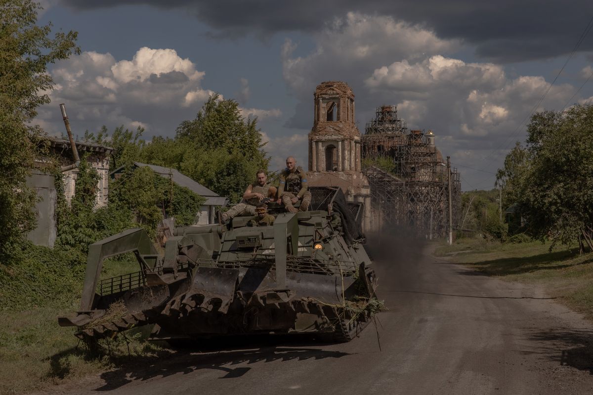 Ukrainian servicemen operate an armoured military vehicle on a road near the border with Russia, in the Sumy region of Ukraine, on August 14, 2024. The Ukrainian army entered Russia's Kursk region on August 6, capturing dozens of settlements in the biggest offensive by a foreign army on Russian soil since World War II. (Photo by Roman PILIPEY / AFP)Kurszk, Nagy árat fizettek az ukránok a Kurszk-hadműveletért