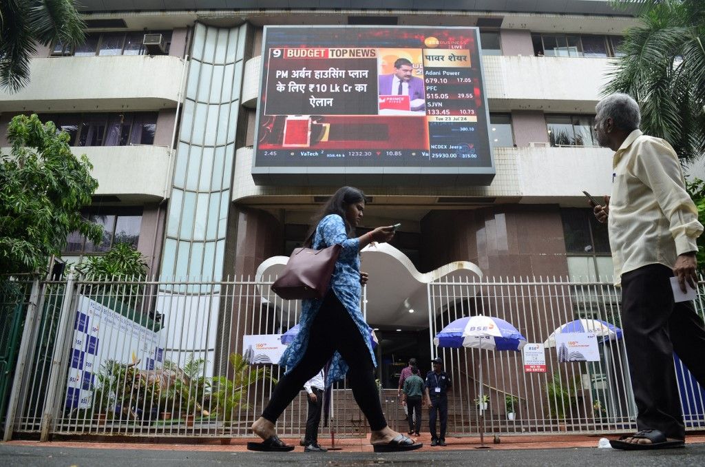 Pedestrians are walking past the screen of the Bombay Stock Exchange building in Mumbai, India, on July 23, 2024, the day of the Union Budget 2024. The Union Budget 2024-25 is identifying nine priorities for generating ample opportunities -- Productivity and Resilience in Agriculture, Employment and Skilling, Inclusive Human Resource Development and Social Justice, Manufacturing and Service, Urban Development, Energy Security, Infrastructure, Innovation, Research and Development, and Next Generation Reforms according to an Indian media report. (Photo by Indranil Aditya/NurPhoto) (Photo by Indranil Aditya / NurPhoto / NurPhoto via AFP) kínai