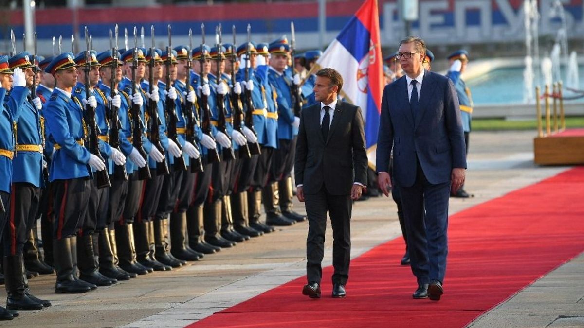Macron nem finnyás az orosz kapcsolatra, busás üzletet kötött a szerb elnökkel