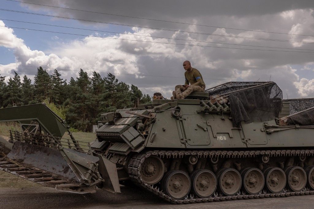 Ukrainian servicemen operate an armoured military vehicle in the Sumy region, near the border with Russia, on August 13, 2024, amid the Russian invasion of Ukraine. Ukraine's shock border offensive into Russia's Kursk region has been one of Ukraine's speediest operations since Moscow invaded in February 2022. Analysts say it is the most significant ground operation by a foreign army inside Russia since World War II. For Ukraine, it has been a morale boost at an otherwise perilous moment in the war. (Photo by Roman PILIPEY / AFP)
Kurszk