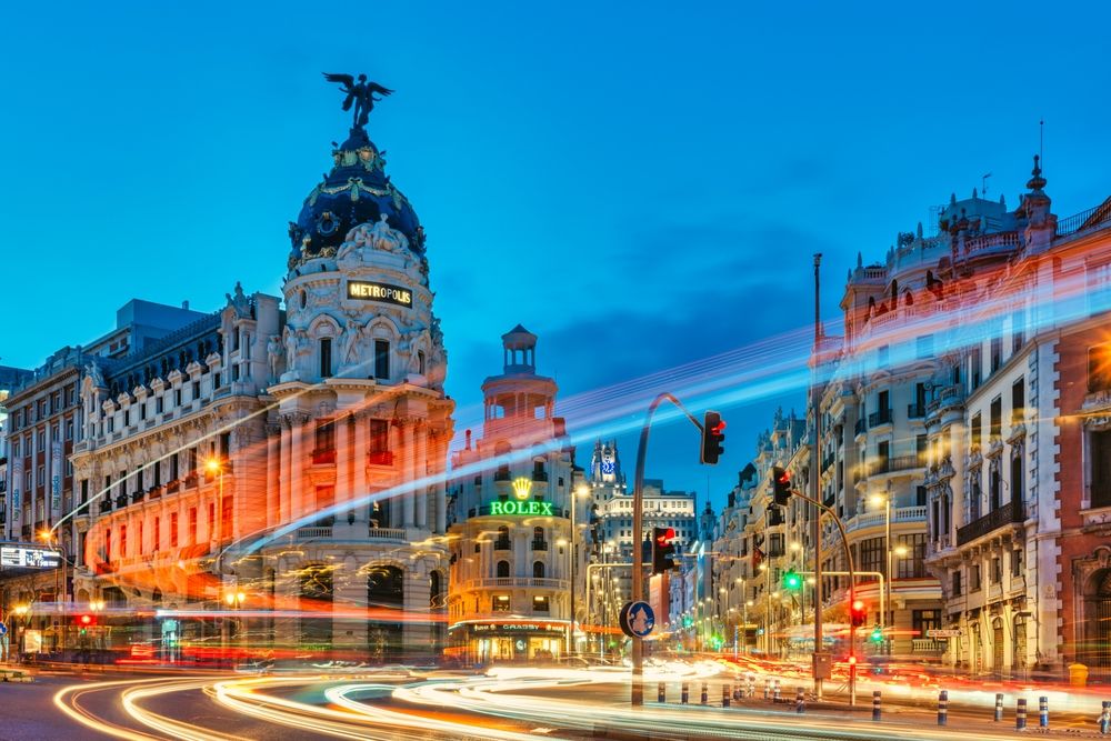 Gran,Via,,Madrid,,Spain,-,January,20,,2021:,Traffic,Lights
Spanyolországban egyre kevésbé látják szívesen a turistákat a helyiek. 