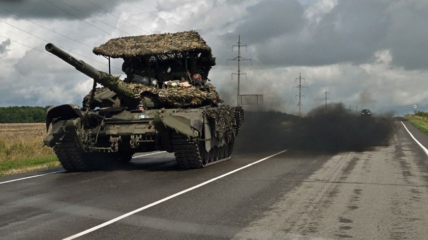 A Russian battle tank T-72 drives outside the town of Sudzha on August 8, 2024. Ukraine's incursion into Russia, which entered a third day on August 8, 2024, appears to be an unprecedented assault which experts say could aim to draw Russian resources away from other areas or to undermine morale. Russia has given only scarce updates as it seeks to strike a balance between denouncing the escalation and avoiding panic. (Photo by ANATOLIY ZHDANOV / Kommersant Photo / AFP) / Russia OUT