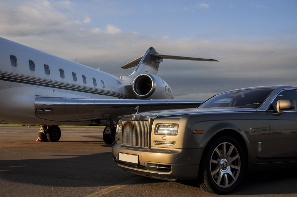 London,,Uk-7,May,,2021:,Private,Executive,Airplane,With,Limousine,Rolls